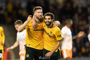 曼联考虑签下巴莱巴，期待填补中场空缺，暂无戈麦斯交易计划。（曼联有意引进巴莱巴补强中场，戈麦斯转会暂不推进）