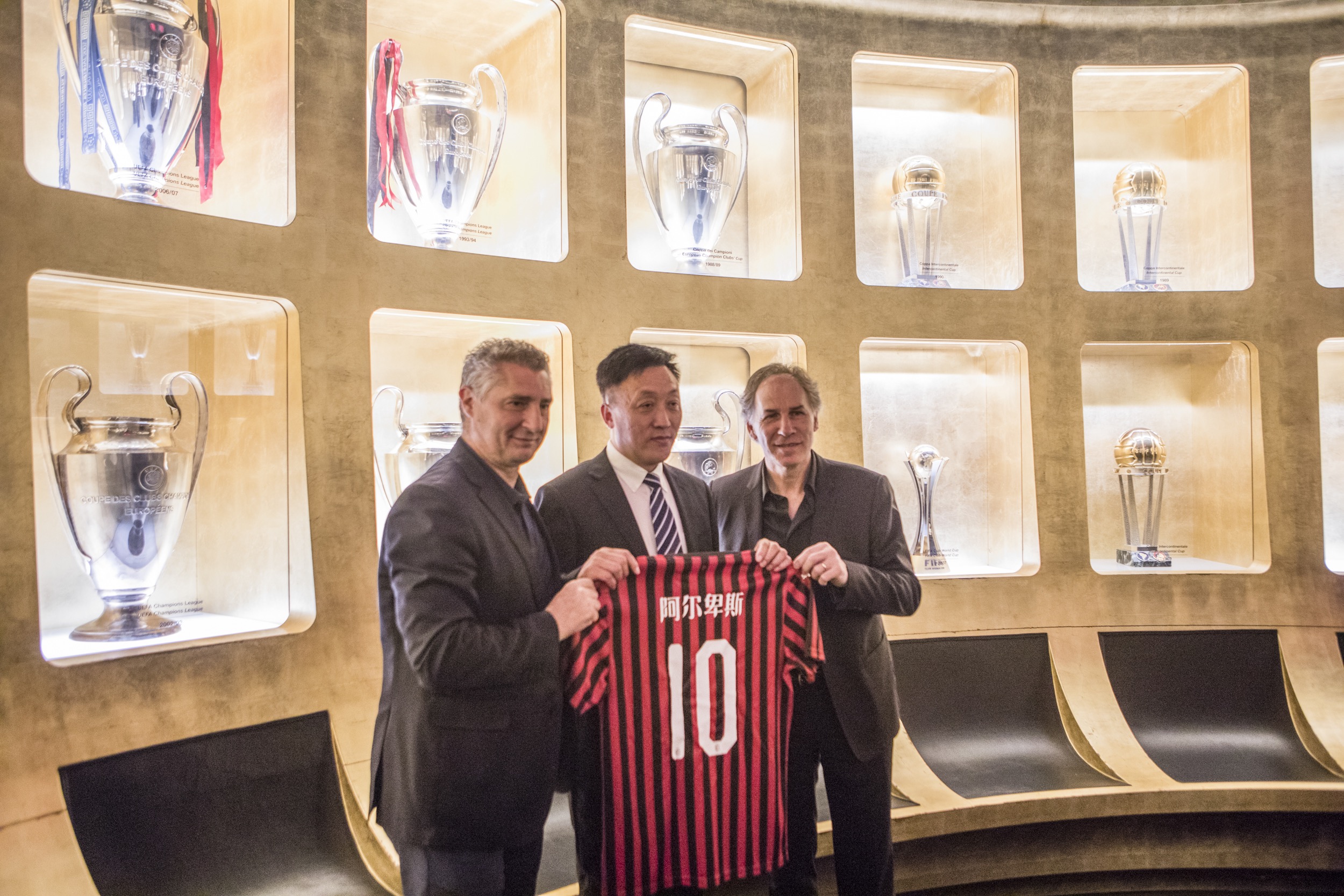 CBA：深圳男篮三分爆发 主场胜上海（CBA：深圳外线火力全开，主场力克上海）