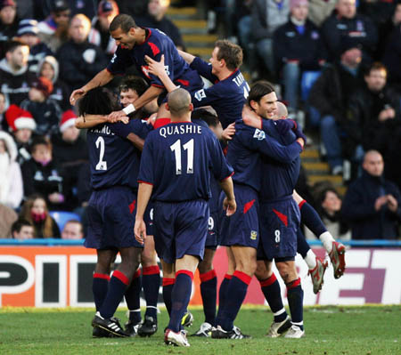 记者：谢维军在昨天的比赛中肋骨又裂了（记者：谢维军在昨日比赛中肋骨再次裂伤）