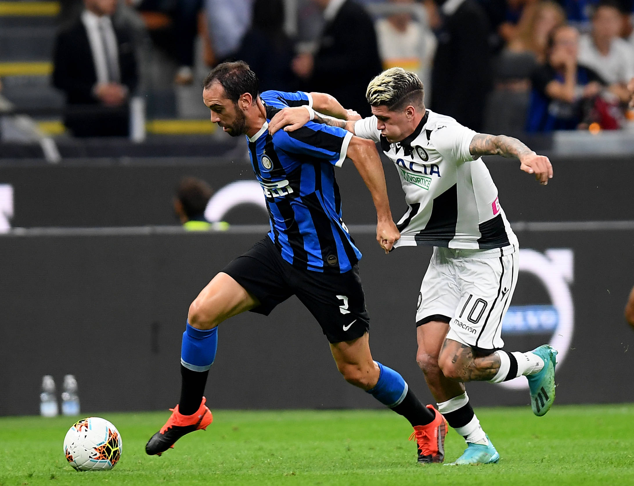 北京国安足协杯夺冠，法比奥荣膺金靴，球员拼尽全力，彰显拼搏精神。（北京国安加冕足协杯冠军，法比奥夺金靴，全队鏖战诠释拼搏精神）