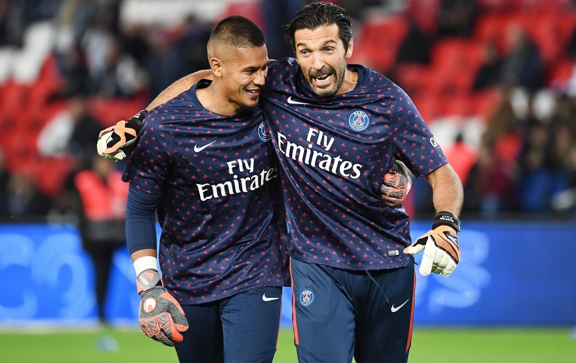 重庆球迷邀请“铁帅”李章洙吃火锅：李章洙很喜欢重庆的麻辣