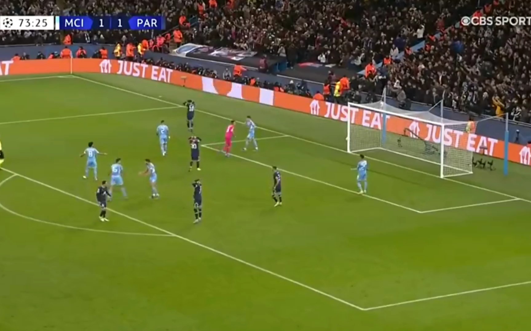 乔治娜晒在卡塔尔海边照片，蓝色紧身连衣裙尽显曼妙身姿（乔治娜晒卡塔尔海边美照，蓝色修身连衣裙彰显优雅曲线）