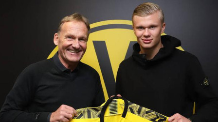 英超半场：福登开场闪击，格瓦迪奥尔破门，曼城2-0利兹联（英超半场战报：福登闪击先开纪录，格瓦迪奥尔建功，曼城2-0领先利兹联）