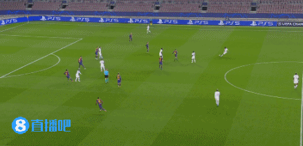 卡里乌斯妻子晒圣诞写真：身穿金色深V礼服展示孕肚（卡里乌斯妻子分享圣诞写真，穿金色深V礼服大方秀孕肚）